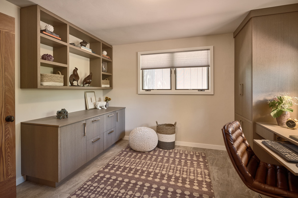 Cette photo montre un bureau tendance de taille moyenne avec un mur beige, un sol en carrelage de porcelaine, un bureau intégré et un sol gris.