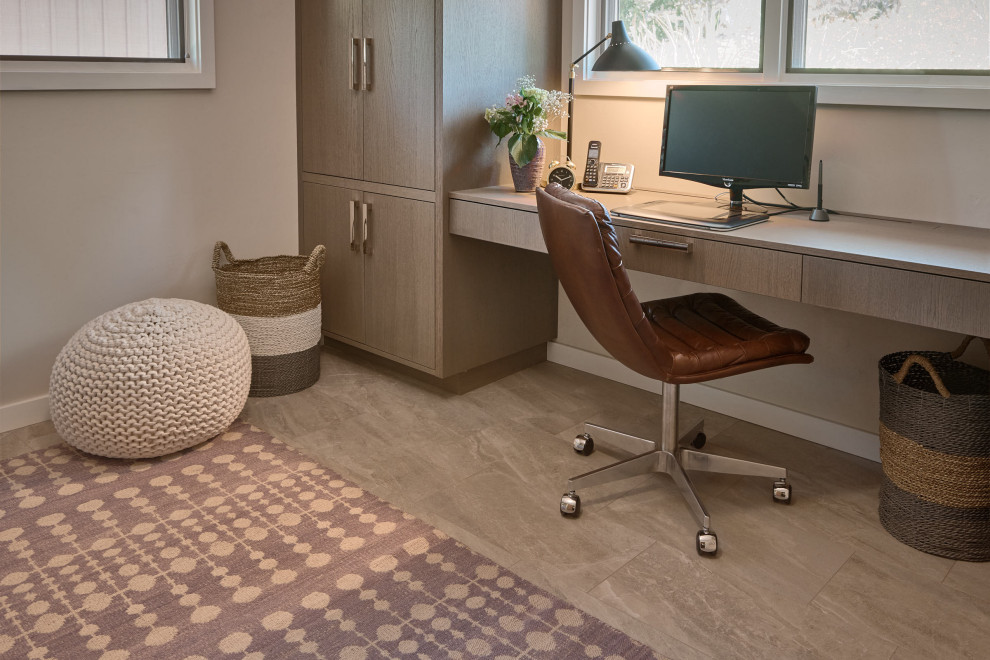 Foto de despacho actual de tamaño medio con paredes beige, suelo de baldosas de porcelana, escritorio empotrado y suelo gris