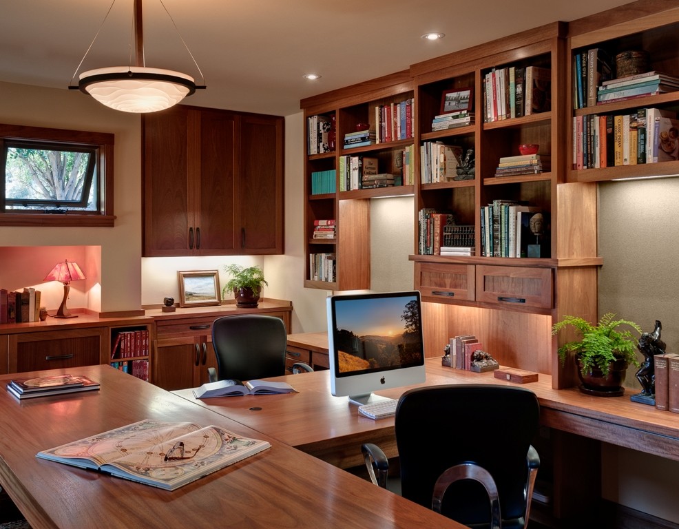 Diseño de despacho tradicional grande sin chimenea con paredes blancas y escritorio empotrado