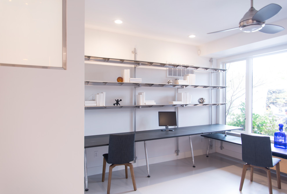 Exemple d'un bureau tendance de taille moyenne et de type studio avec un mur blanc, un sol en carrelage de porcelaine, un bureau intégré et un sol gris.