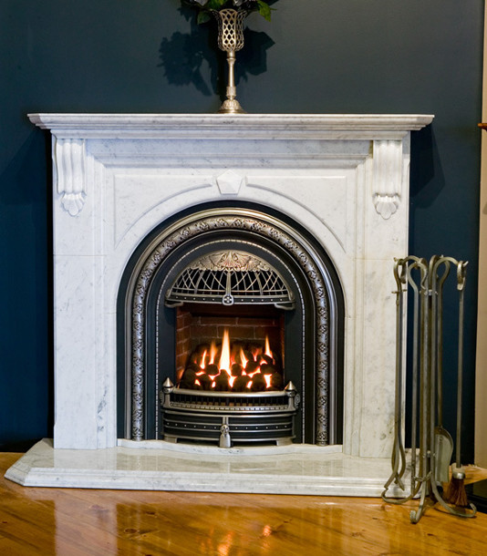 ソルトレイクシティにあるヴィクトリアン調のおしゃれなホームオフィス・書斎 (青い壁、無垢フローリング、標準型暖炉、石材の暖炉まわり) の写真