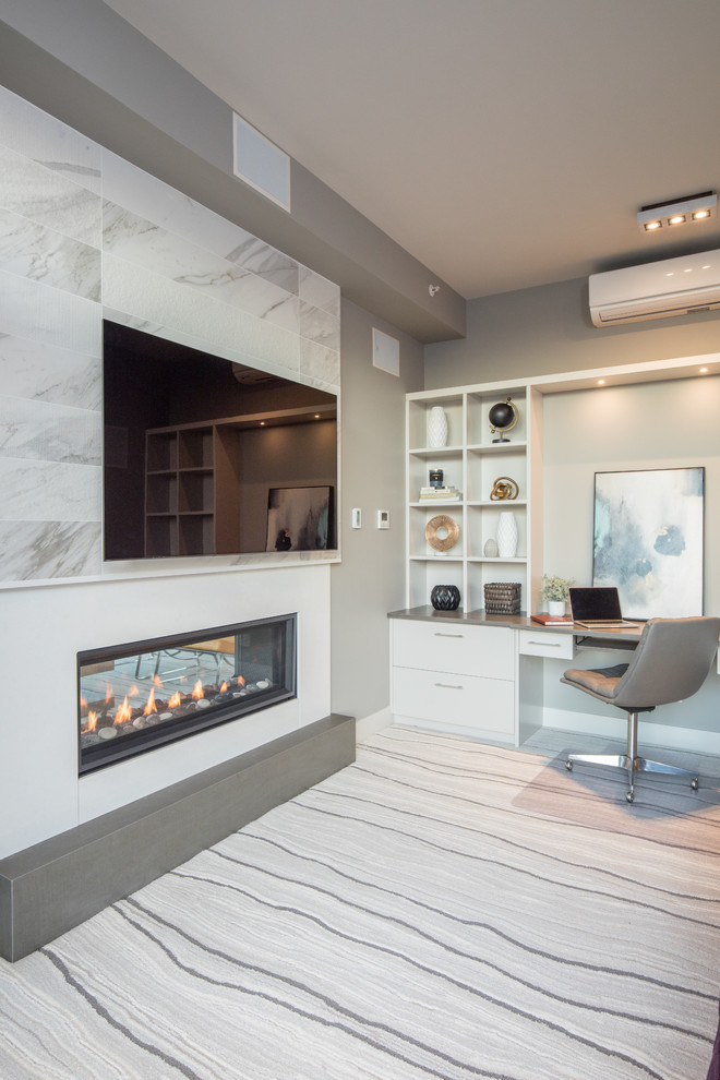 Modernes Arbeitszimmer mit grauer Wandfarbe, Tunnelkamin und Einbau-Schreibtisch in Vancouver