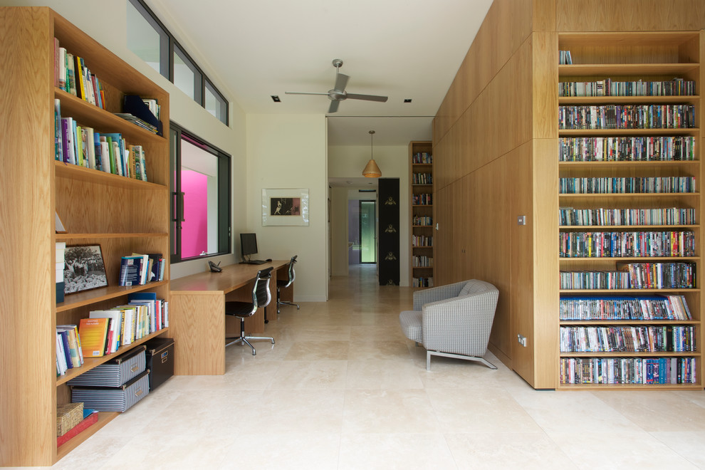 シドニーにある中くらいなコンテンポラリースタイルのおしゃれな書斎 (白い壁、トラバーチンの床、造り付け机) の写真