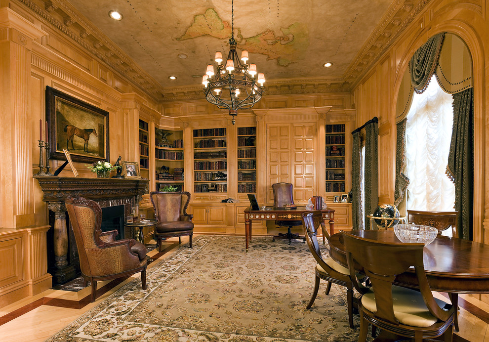 ワシントンD.C.にある広いトラディショナルスタイルのおしゃれなホームオフィス・書斎 (ベージュの壁、標準型暖炉、石材の暖炉まわり、自立型机) の写真