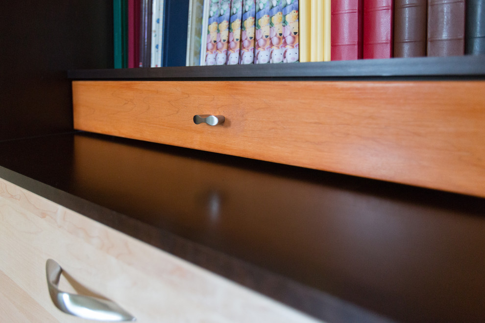 Ejemplo de despacho moderno de tamaño medio con paredes verdes, suelo de madera en tonos medios y escritorio empotrado