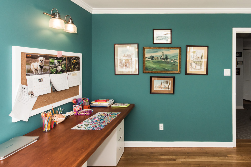 Mittelgroßes Shabby-Chic Arbeitszimmer mit Arbeitsplatz, grüner Wandfarbe, braunem Holzboden, freistehendem Schreibtisch und braunem Boden in Washington, D.C.