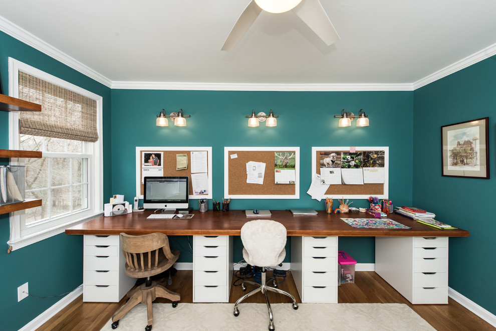 Mittelgroßes Shabby-Style Arbeitszimmer mit Arbeitsplatz, grüner Wandfarbe, braunem Holzboden, freistehendem Schreibtisch und braunem Boden in Washington, D.C.
