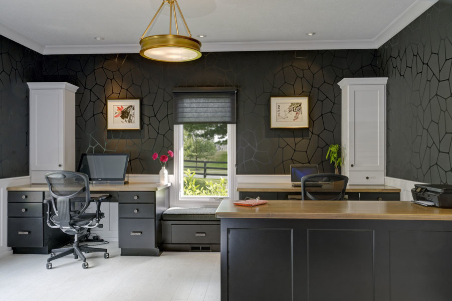 Идея дизайна: кабинет среднего размера в современном стиле с черными стенами, деревянным полом и встроенным рабочим столом