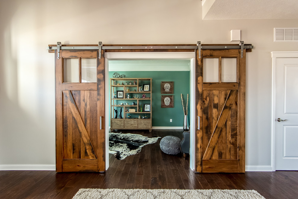 Idées déco pour un bureau montagne de taille moyenne avec un mur vert, parquet foncé, aucune cheminée, un bureau indépendant et un sol marron.