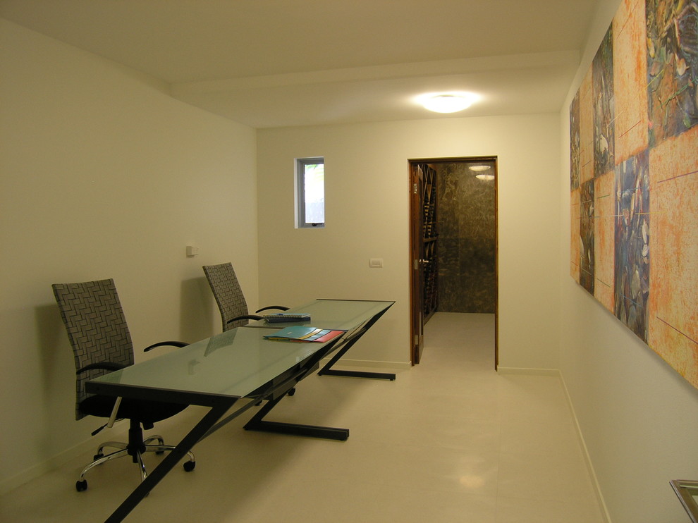 Foto di un ufficio moderno di medie dimensioni con pareti bianche, pavimento con piastrelle in ceramica e scrivania autoportante