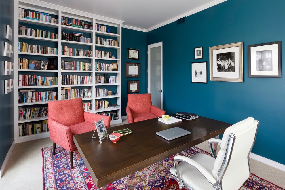 ロサンゼルスにあるエクレクティックスタイルのおしゃれなホームオフィス・書斎 (青い壁) の写真