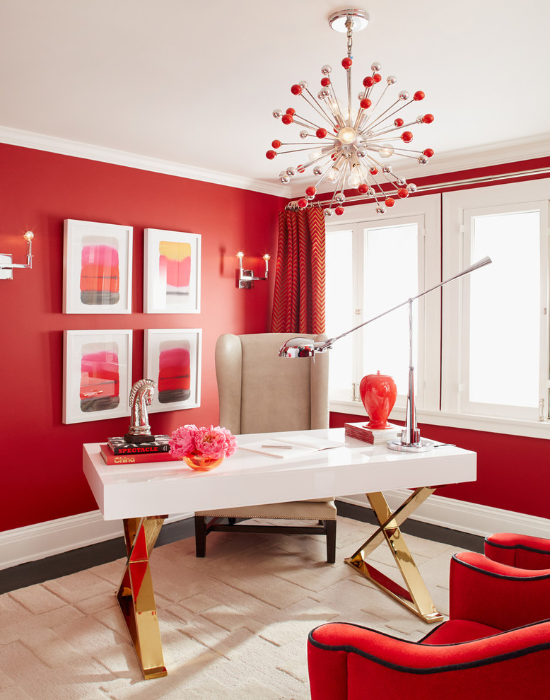 Свежая идея для дизайна: кабинет среднего размера в стиле фьюжн с красными стенами, темным паркетным полом, отдельно стоящим рабочим столом и коричневым полом без камина - отличное фото интерьера