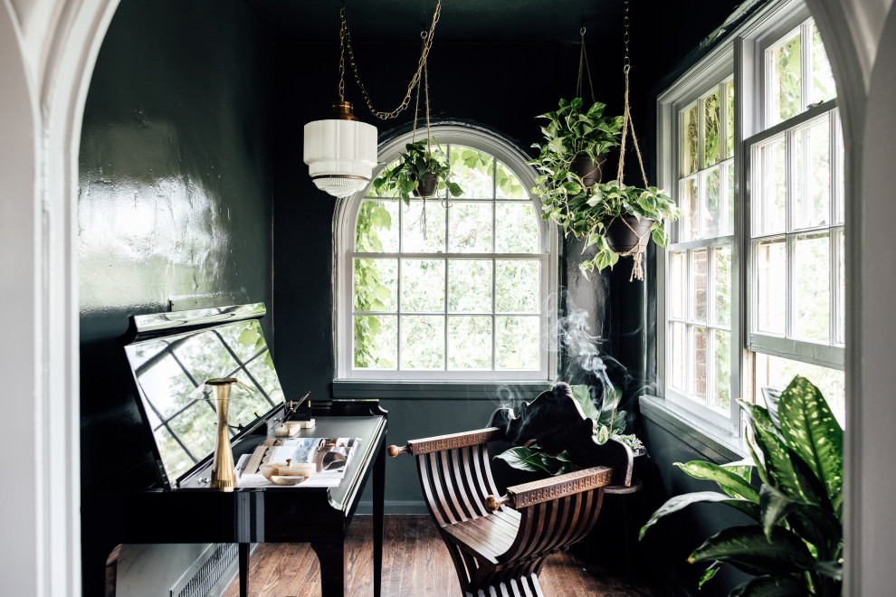 Imagen de despacho tradicional renovado con paredes verdes, suelo de madera en tonos medios y escritorio independiente