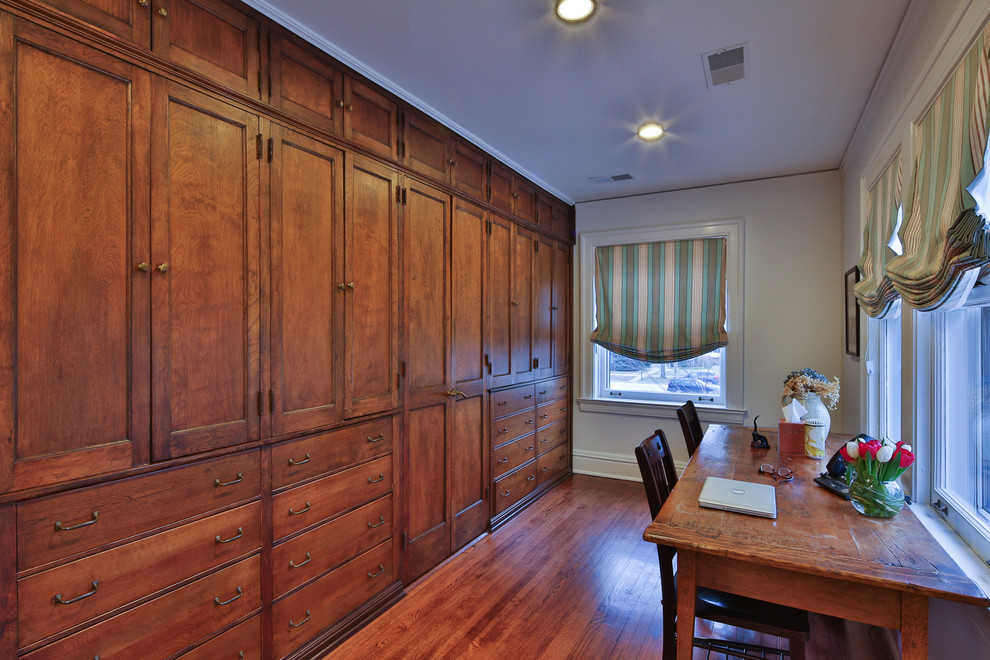 Inspiration för ett vintage arbetsrum, med vita väggar, mellanmörkt trägolv och ett fristående skrivbord