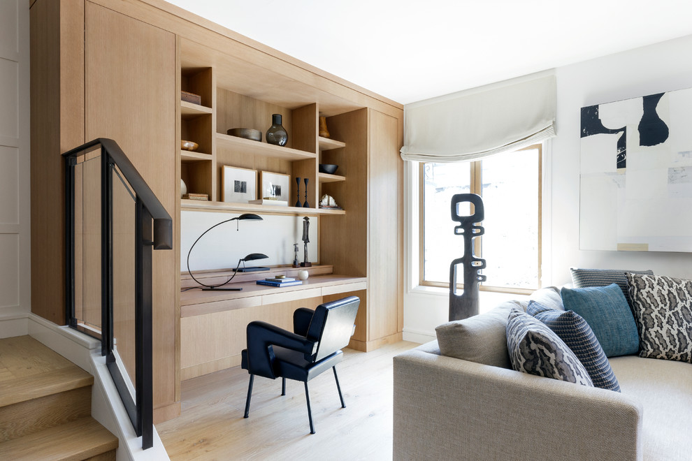 Идея дизайна: кабинет в современном стиле с белыми стенами, светлым паркетным полом и встроенным рабочим столом