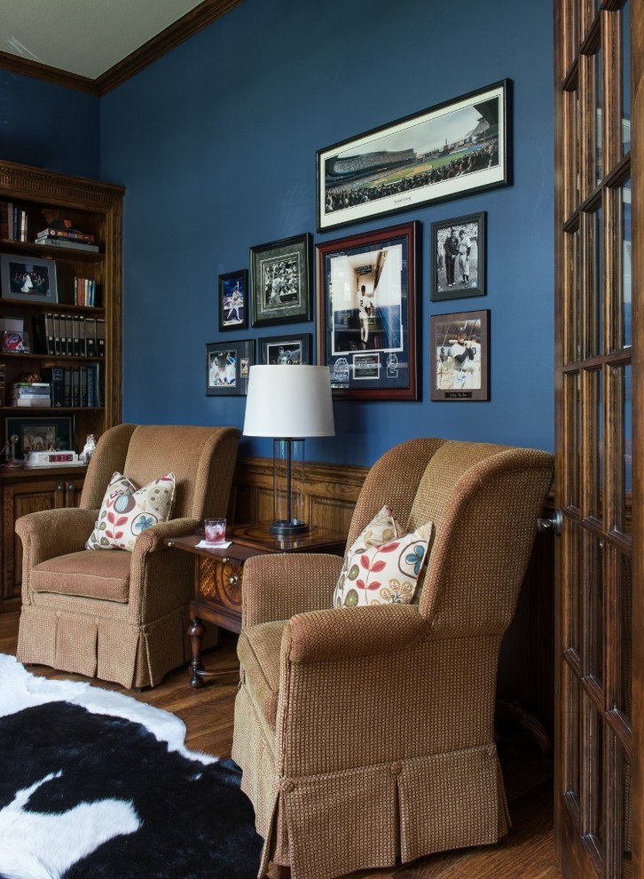 Modelo de despacho clásico de tamaño medio con paredes azules, suelo de madera en tonos medios y escritorio empotrado