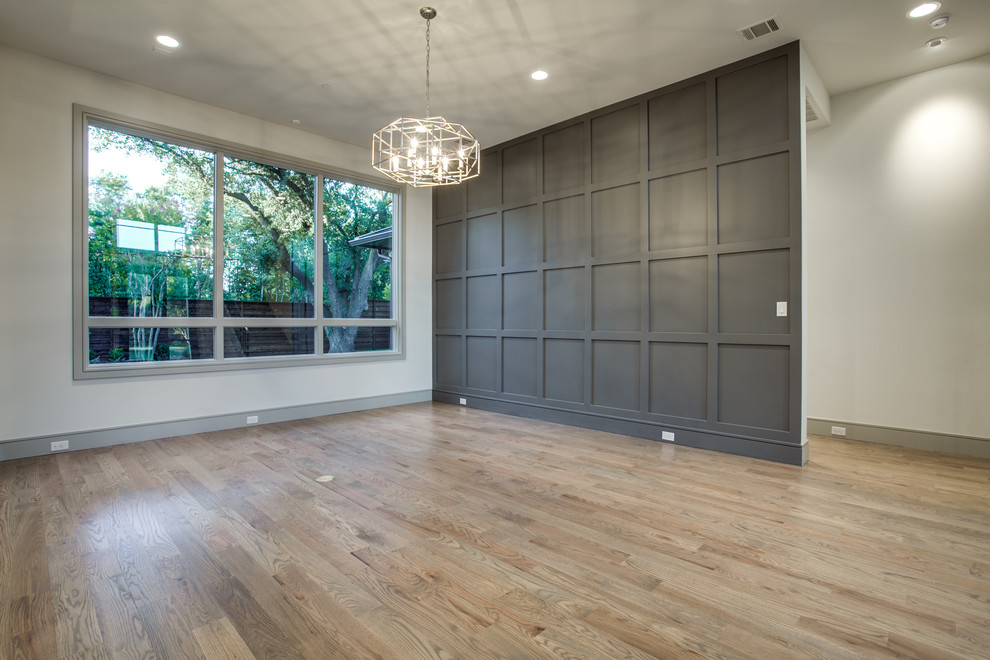 Großes Modernes Arbeitszimmer ohne Kamin mit Studio, beiger Wandfarbe und hellem Holzboden in Dallas