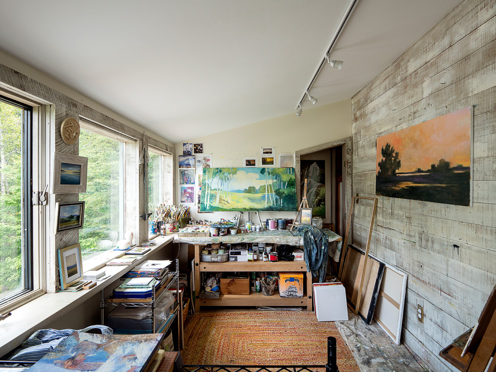 Großes Klassisches Arbeitszimmer ohne Kamin mit Studio, beiger Wandfarbe und Einbau-Schreibtisch in Burlington