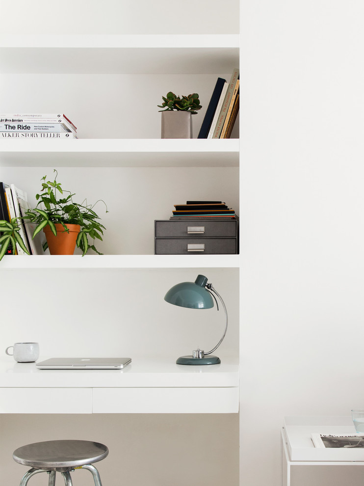Aménagement d'un petit bureau scandinave avec un mur blanc, parquet clair et un bureau intégré.