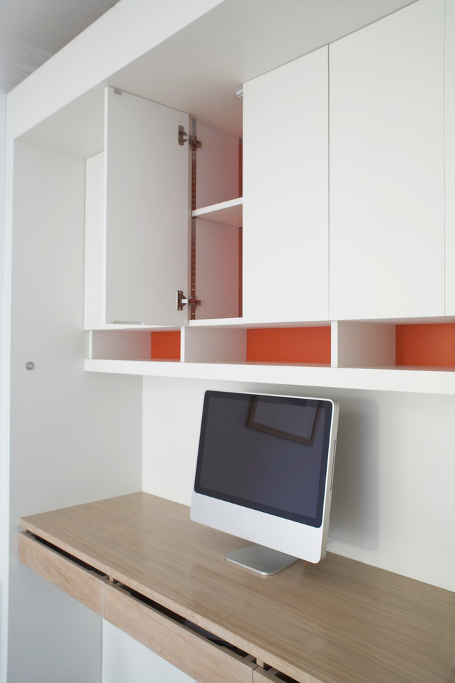 Modern inredning av ett mellanstort arbetsrum, med ett inbyggt skrivbord