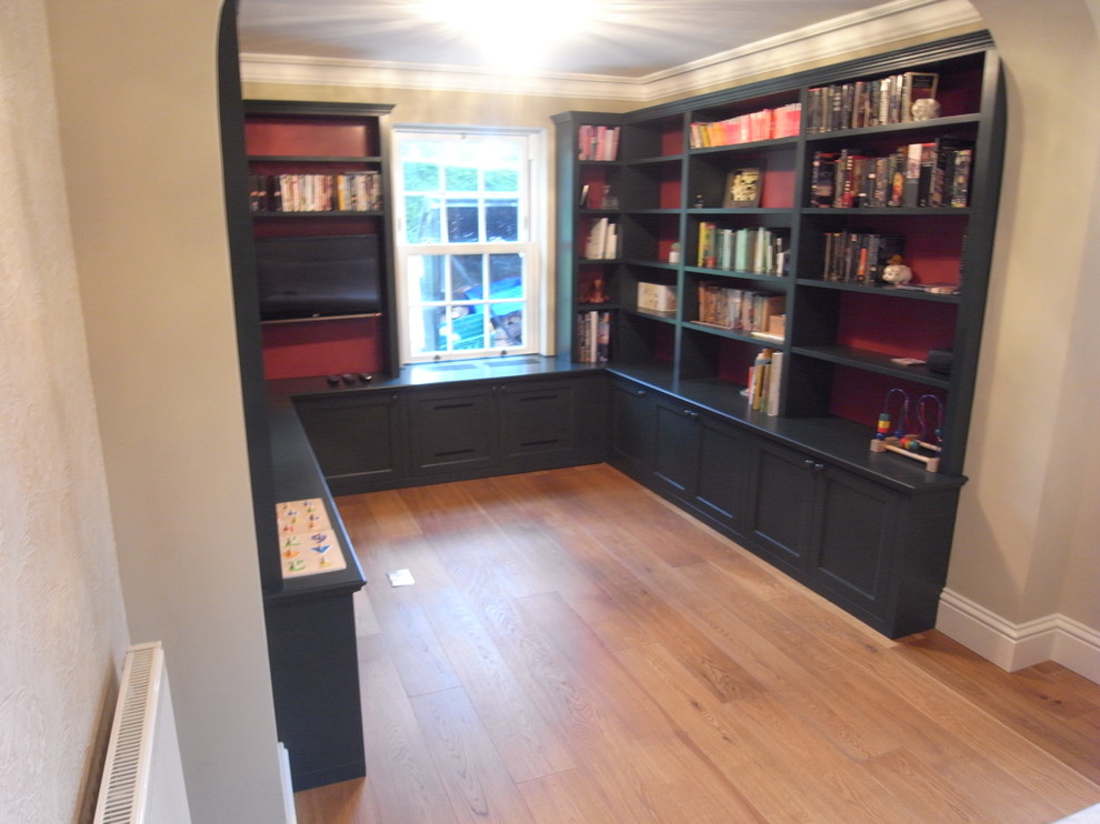 Diseño de despacho clásico pequeño con paredes beige y suelo de madera clara