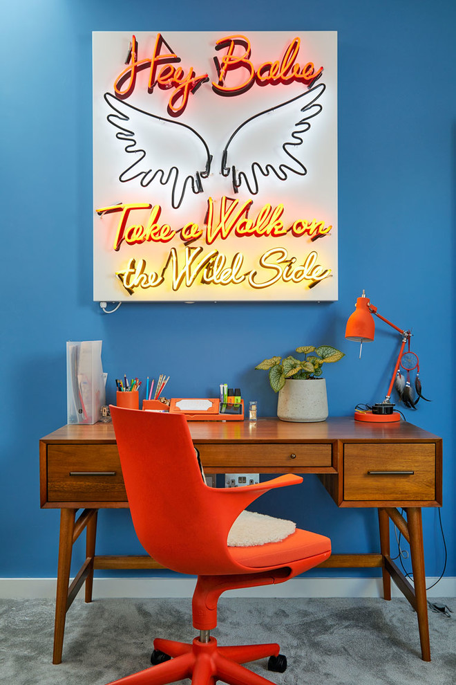Diseño de despacho contemporáneo con paredes azules, moqueta, escritorio independiente y suelo gris