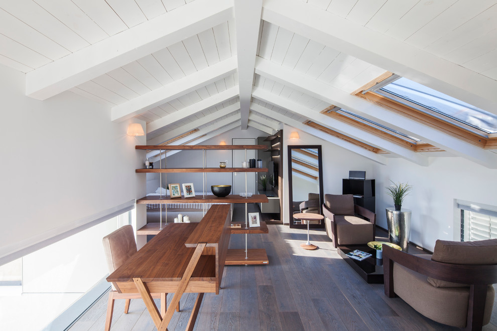 Imagen de despacho contemporáneo con paredes blancas, suelo de madera en tonos medios y escritorio independiente
