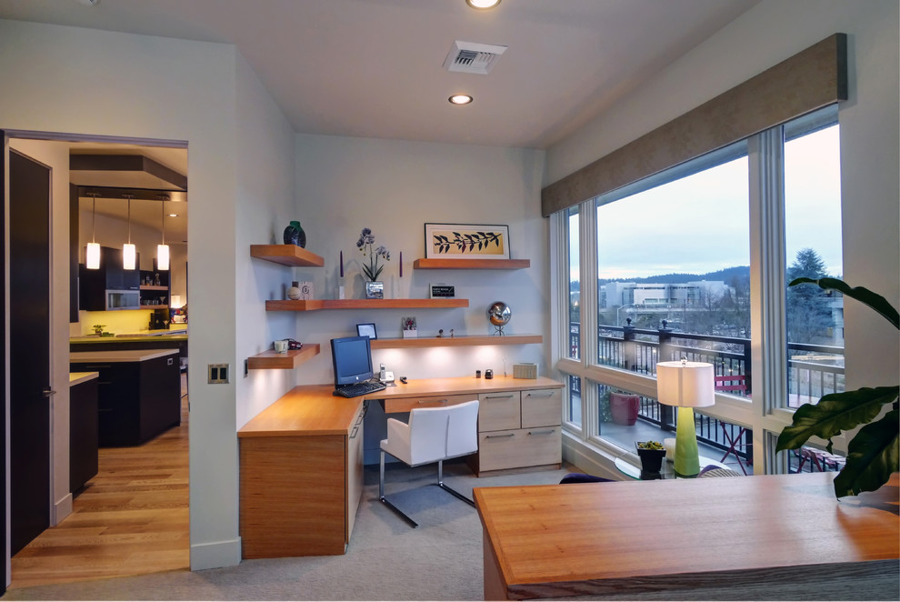 Пример оригинального дизайна: рабочее место среднего размера в стиле модернизм с серыми стенами, ковровым покрытием, встроенным рабочим столом и серым полом без камина