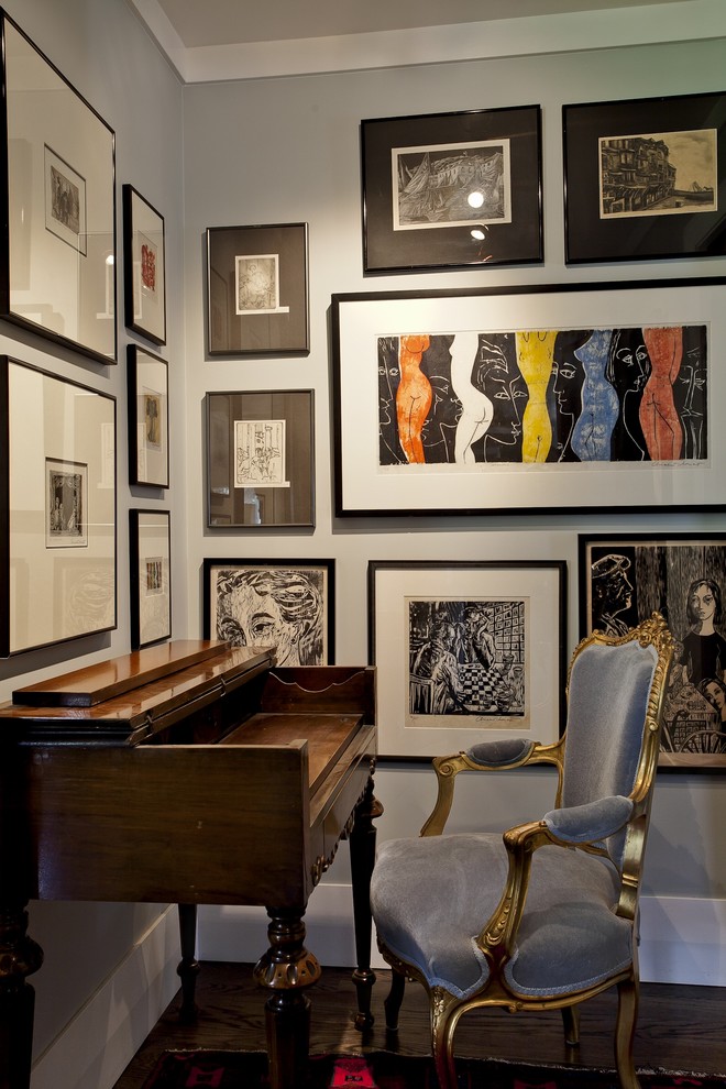 デンバーにあるコンテンポラリースタイルのおしゃれなホームオフィス・書斎 (グレーの壁、濃色無垢フローリング、自立型机) の写真