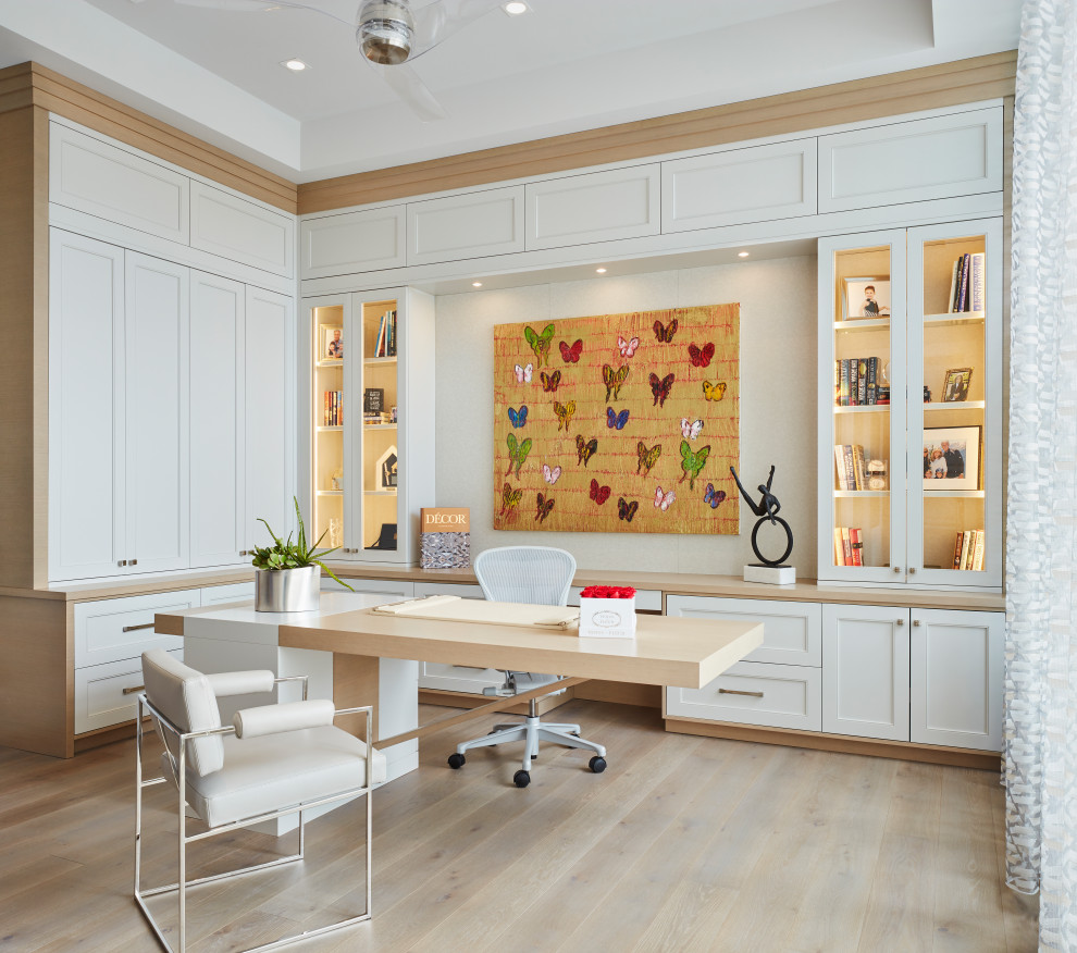 Foto di uno studio minimal con parquet chiaro, scrivania autoportante, pavimento beige e soffitto ribassato