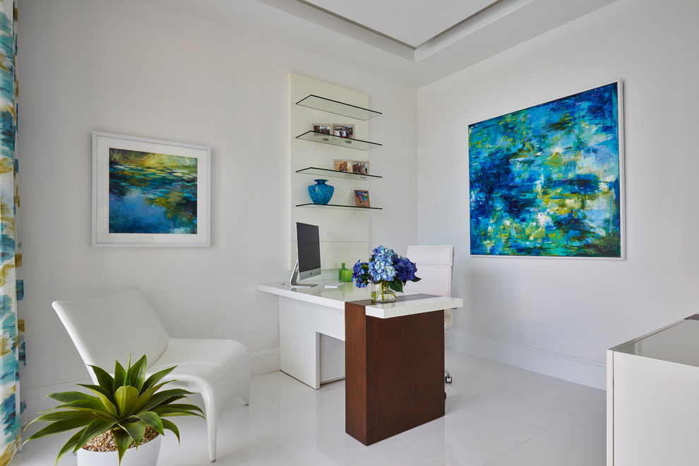 Modernes Arbeitszimmer mit Arbeitsplatz, weißer Wandfarbe, freistehendem Schreibtisch und weißem Boden in Miami