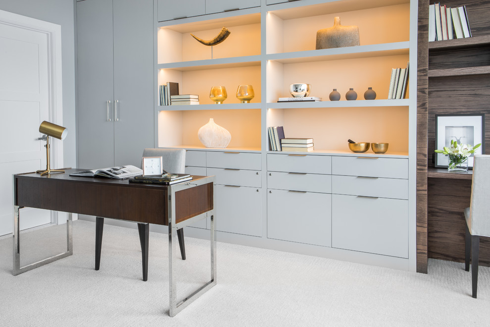 Cette image montre un bureau design de taille moyenne avec un mur gris, moquette, aucune cheminée, un bureau indépendant et un sol beige.