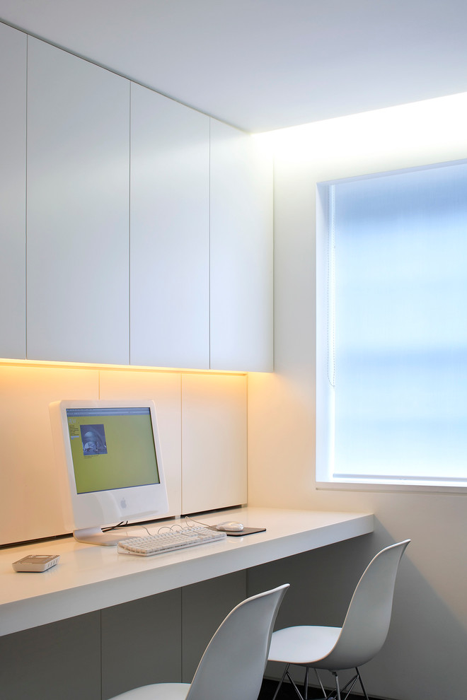 Идея дизайна: кабинет в стиле модернизм с встроенным рабочим столом
