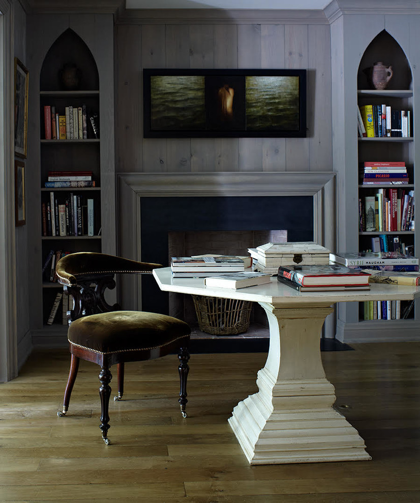 Inspiration pour un bureau traditionnel de taille moyenne avec une bibliothèque ou un coin lecture, un mur gris, un sol en bois brun, une cheminée standard, un manteau de cheminée en bois, un bureau indépendant et un sol marron.