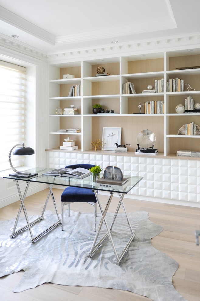 バンクーバーにあるトランジショナルスタイルのおしゃれな書斎 (白い壁、淡色無垢フローリング、自立型机、ベージュの床) の写真