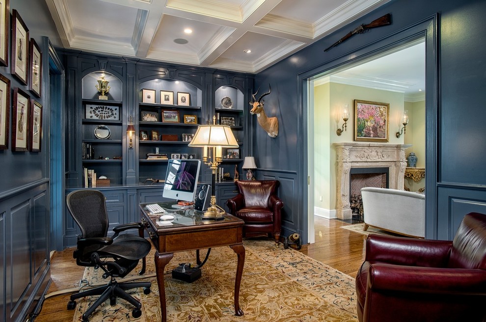 Foto di uno studio classico con pareti blu, pavimento in legno massello medio e scrivania autoportante