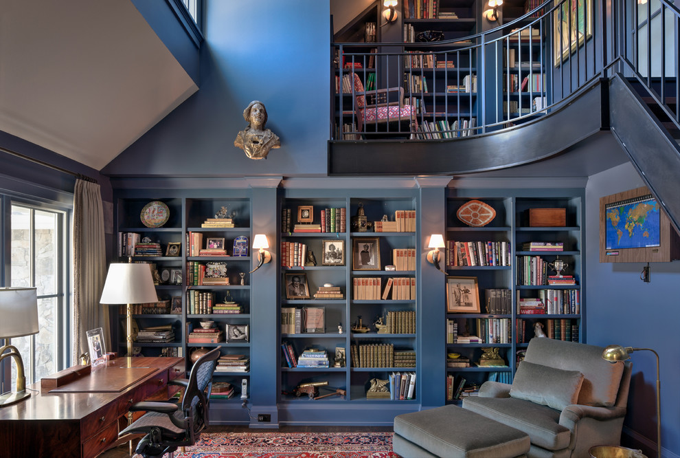 Idéer för lantliga arbetsrum, med ett bibliotek, blå väggar och ett fristående skrivbord