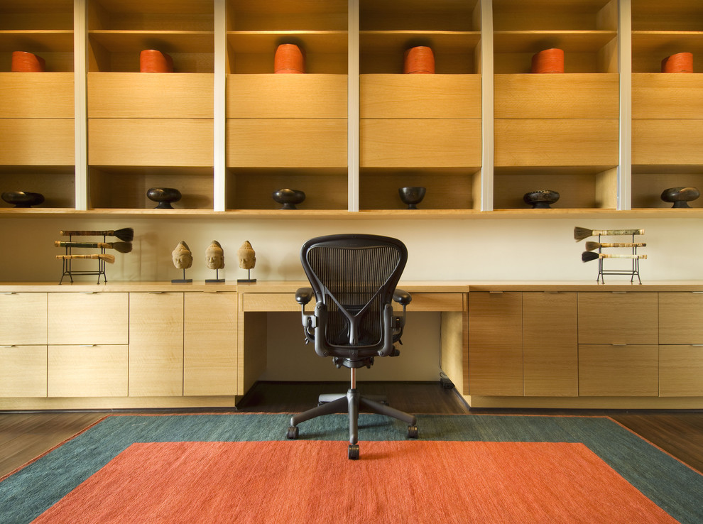 Modernes Arbeitszimmer mit dunklem Holzboden und Einbau-Schreibtisch in Phoenix