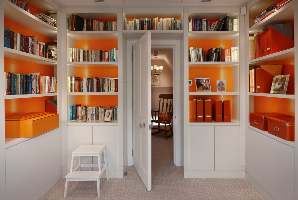 Réalisation d'un bureau design de taille moyenne avec un mur orange et moquette.