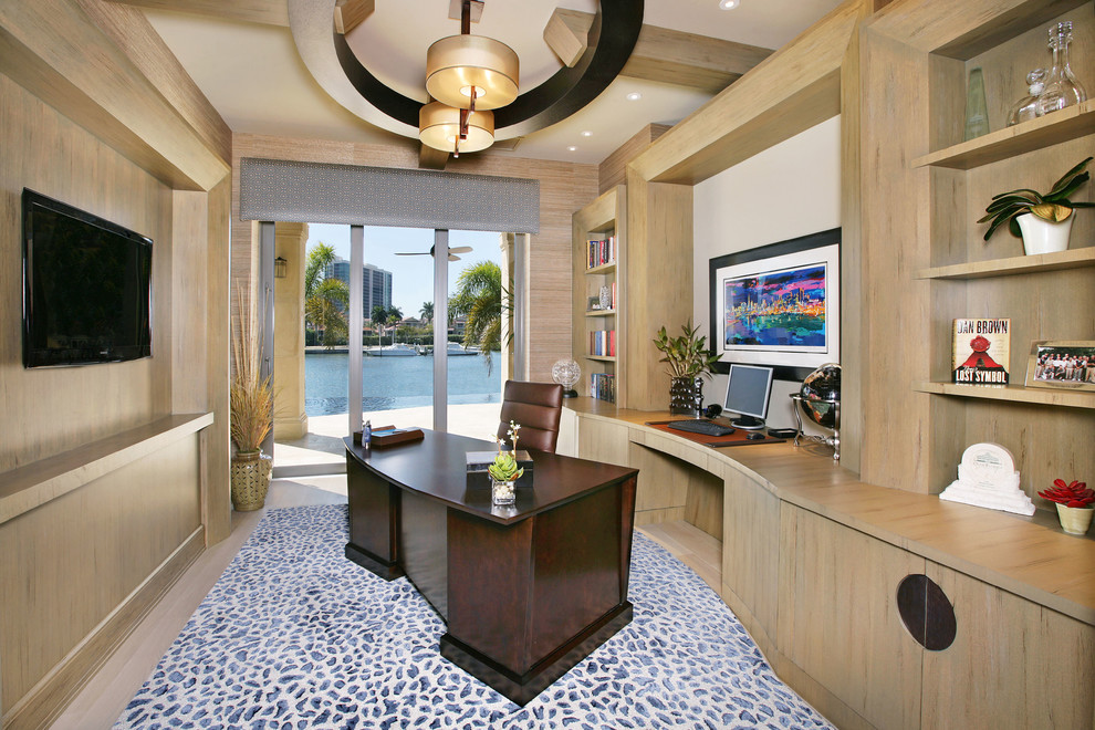 Modernes Arbeitszimmer mit weißer Wandfarbe, hellem Holzboden und freistehendem Schreibtisch in Miami