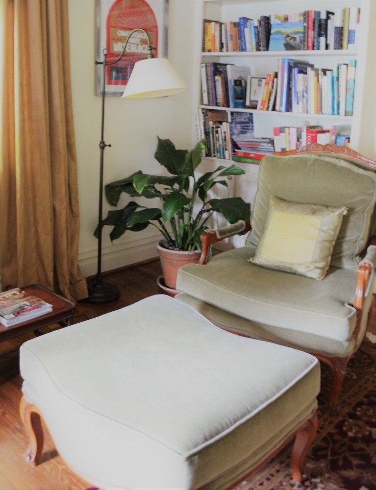 Esempio di uno studio tradizionale con libreria, pareti bianche, pavimento in legno massello medio, nessun camino, scrivania autoportante e pavimento marrone