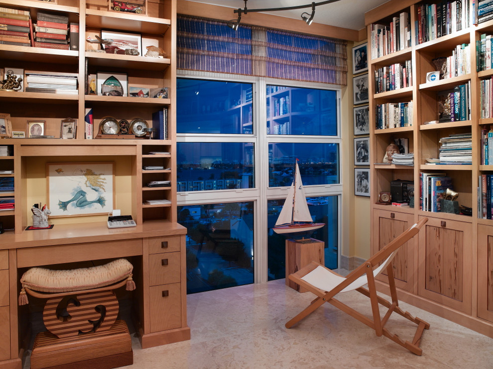 Modernes Arbeitszimmer mit beiger Wandfarbe und Einbau-Schreibtisch in Miami
