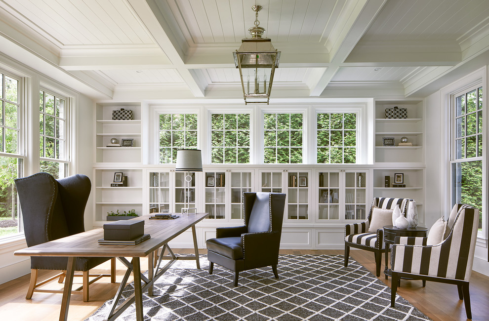 Idee per un ufficio stile marinaro con pareti bianche, pavimento in legno massello medio e scrivania autoportante