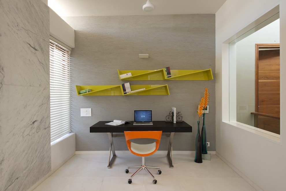 Стильный дизайн: кабинет в стиле модернизм с белыми стенами и отдельно стоящим рабочим столом - последний тренд