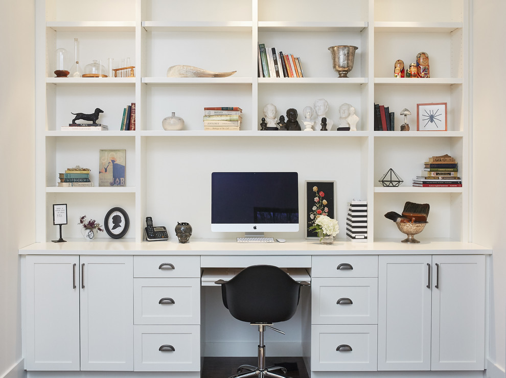 Esempio di un grande studio minimal con pareti bianche e scrivania incassata