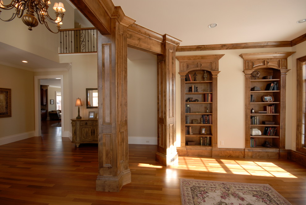 Diseño de despacho tradicional de tamaño medio sin chimenea con paredes beige y suelo de madera en tonos medios