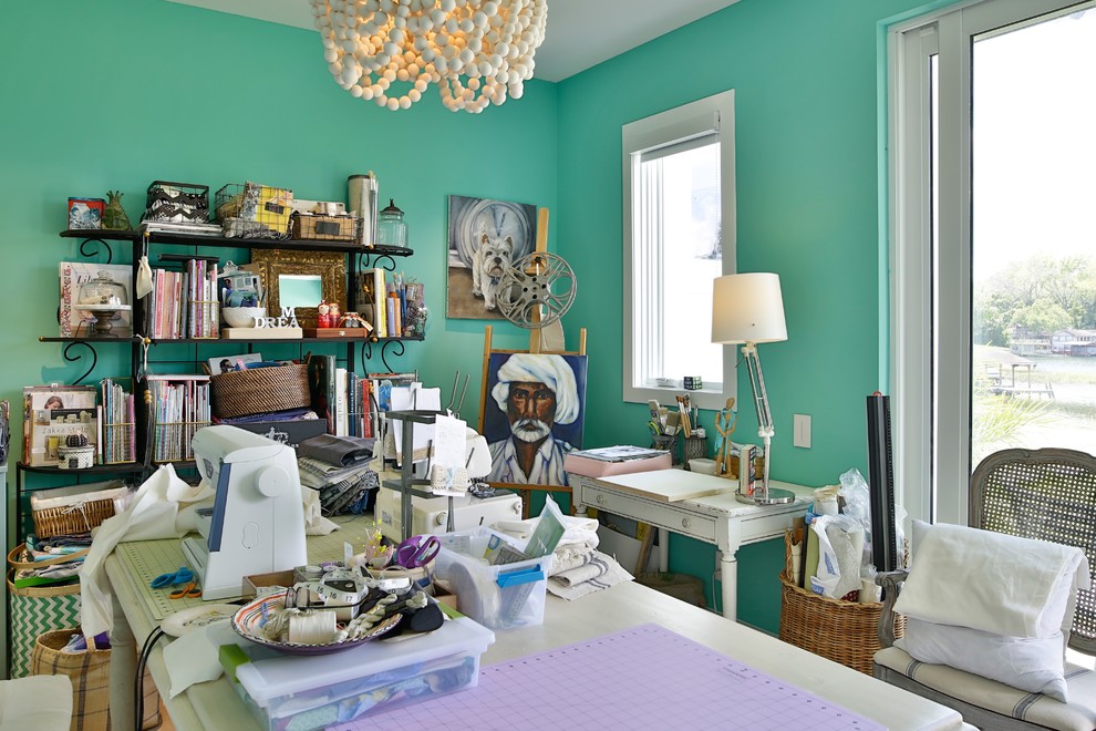 Exemple d'un bureau éclectique de taille moyenne et de type studio avec un mur vert et un bureau indépendant.
