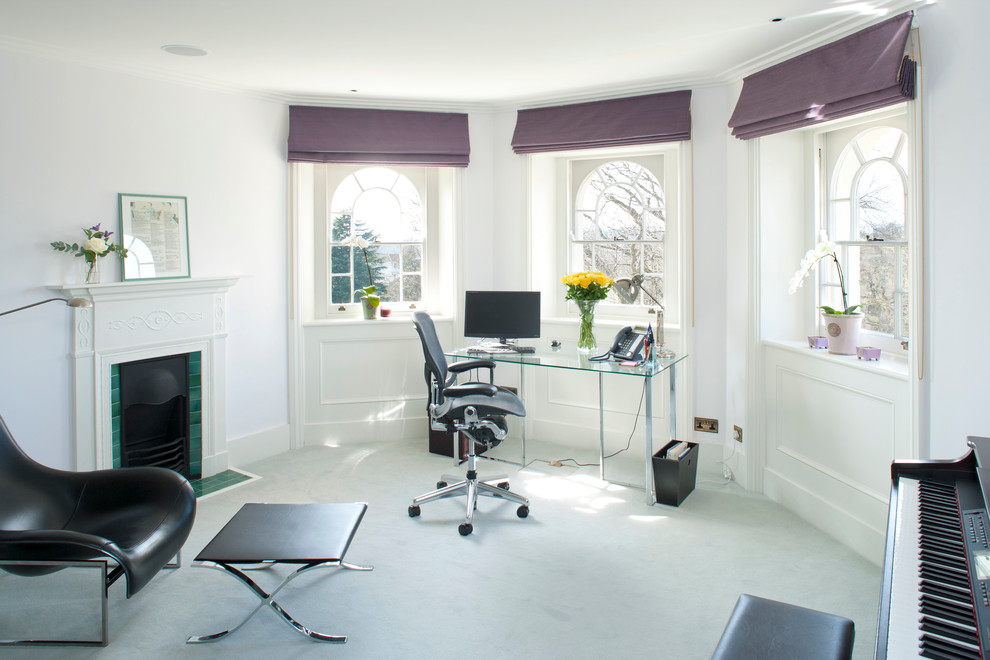 Modernes Arbeitszimmer mit weißer Wandfarbe, Kamin, gefliester Kaminumrandung und freistehendem Schreibtisch in London