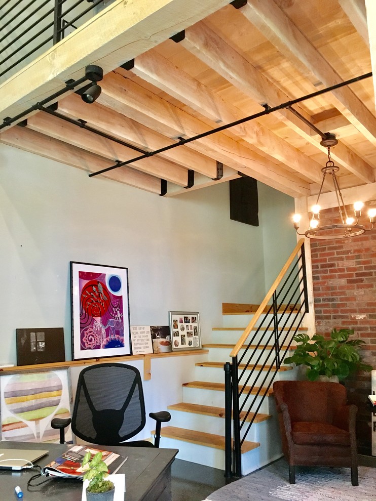 Kleines Rustikales Arbeitszimmer mit Studio, Betonboden, Kaminofen und grauem Boden in New York