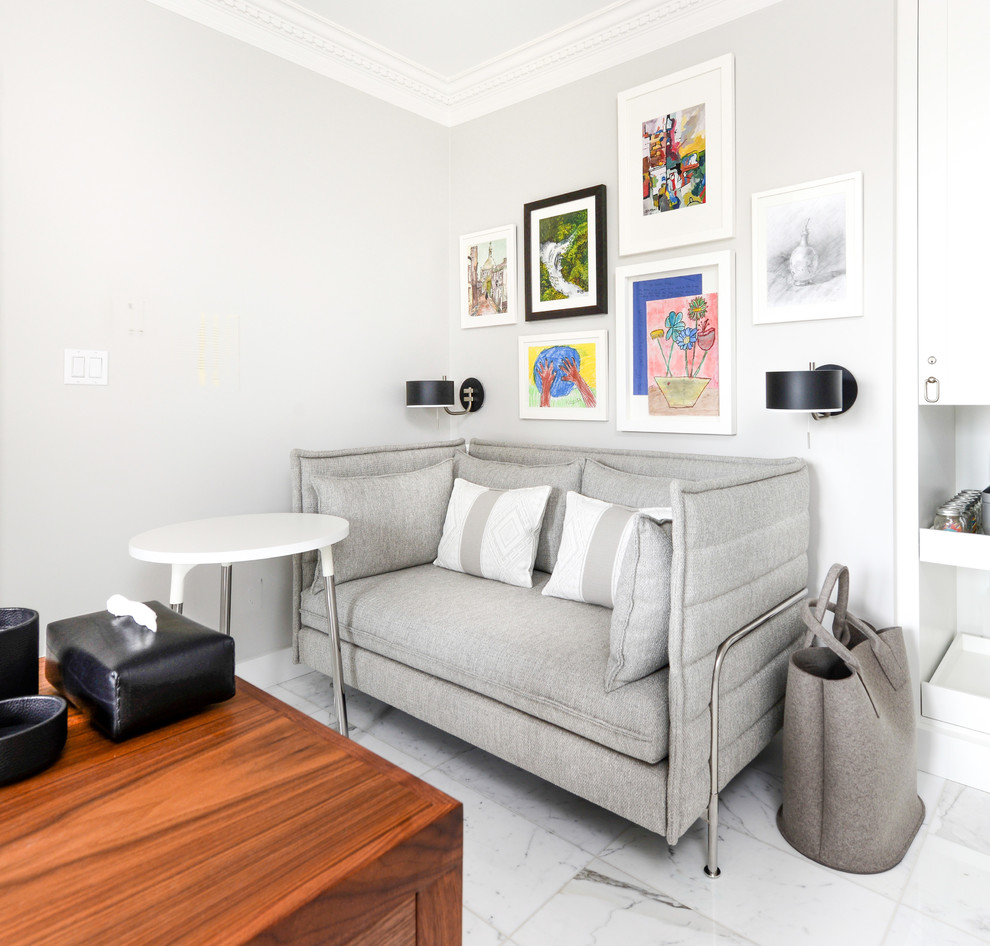 Cette image montre un bureau minimaliste avec un mur blanc, un sol en marbre et un bureau indépendant.